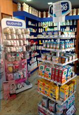 Farmacia Vázquez estanterías con productos de farmacia